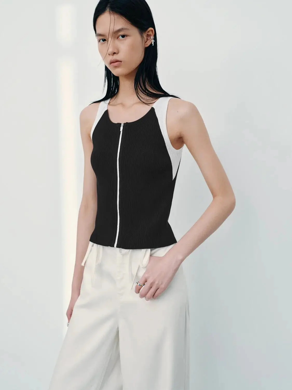 21039-zip-up-sleeveless-knitted-cardigans-2.webp Zip-Up Sleeveless Knitted Cardigans