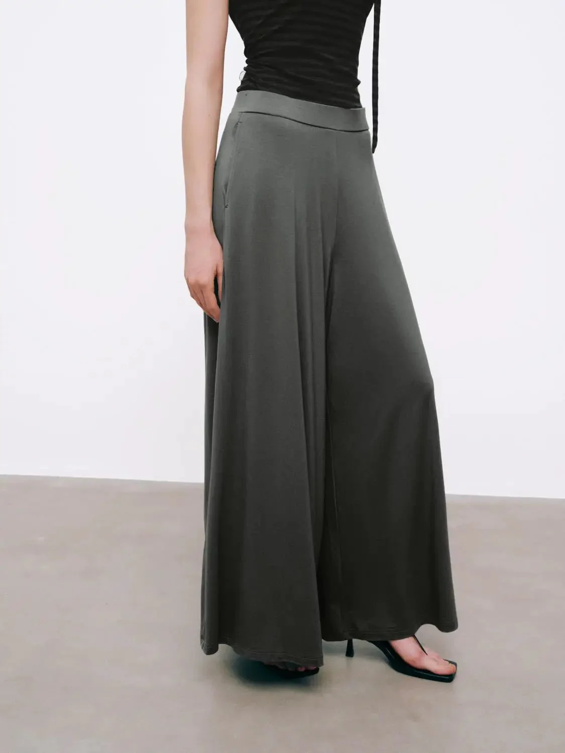 21166-pull-on-loose-fit-wide-leg-pants-3.webp Pull On Loose-Fit Wide Leg Pants