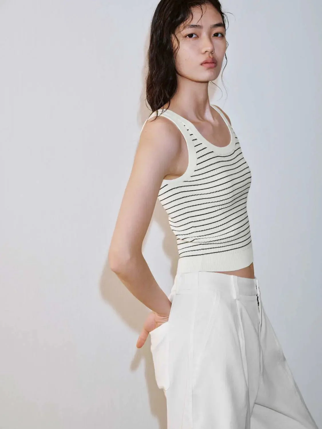 21218-contrast-striped-sleeveless-knitted-t-shirts-2.webp Contrast Striped Sleeveless Knitted T-Shirts