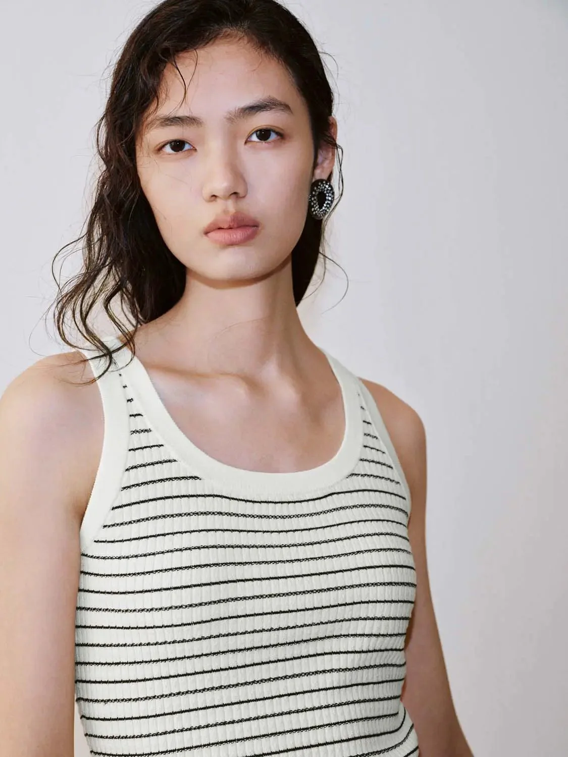 21218-contrast-striped-sleeveless-knitted-t-shirts-3.webp Contrast Striped Sleeveless Knitted T-Shirts
