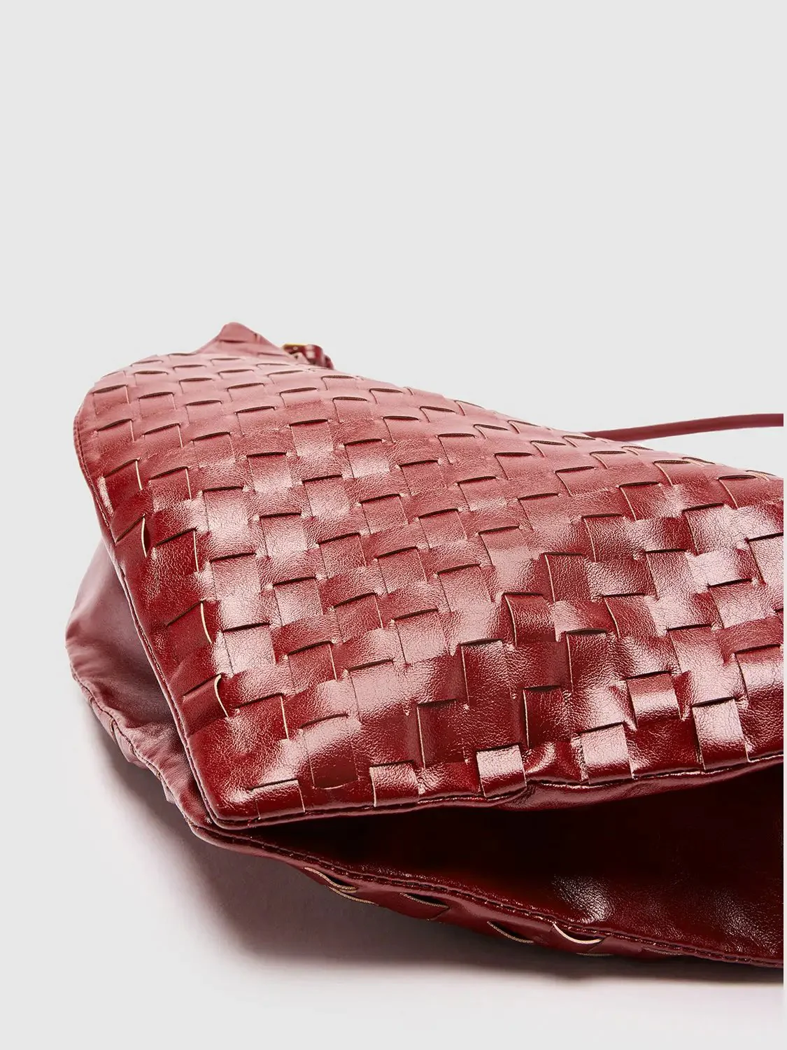 21340-burgundy-woven-beaded-accent-mini-shoulder-bag-4.webp Burgundy Woven Beaded Accent Mini Shoulder Bag