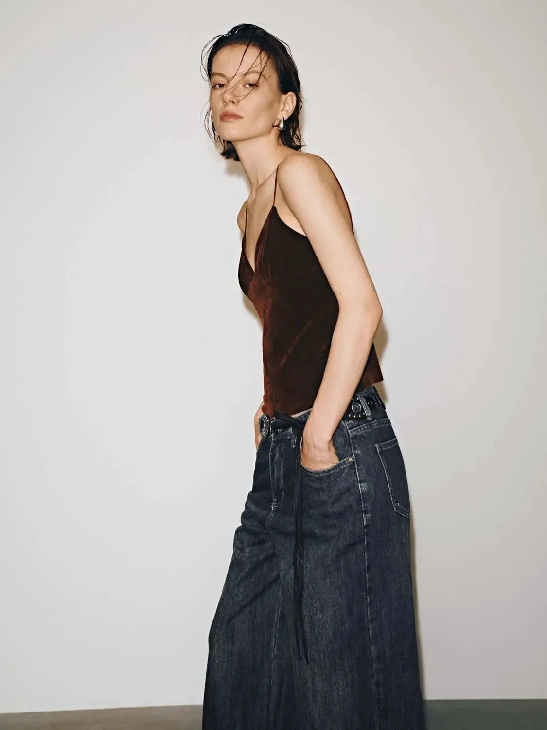 21351-strappy-slim-fit-thin-stretch-velvet-texture-tank-top-2.webp Strappy Slim-Fit Thin Stretch Velvet-Texture Tank Top