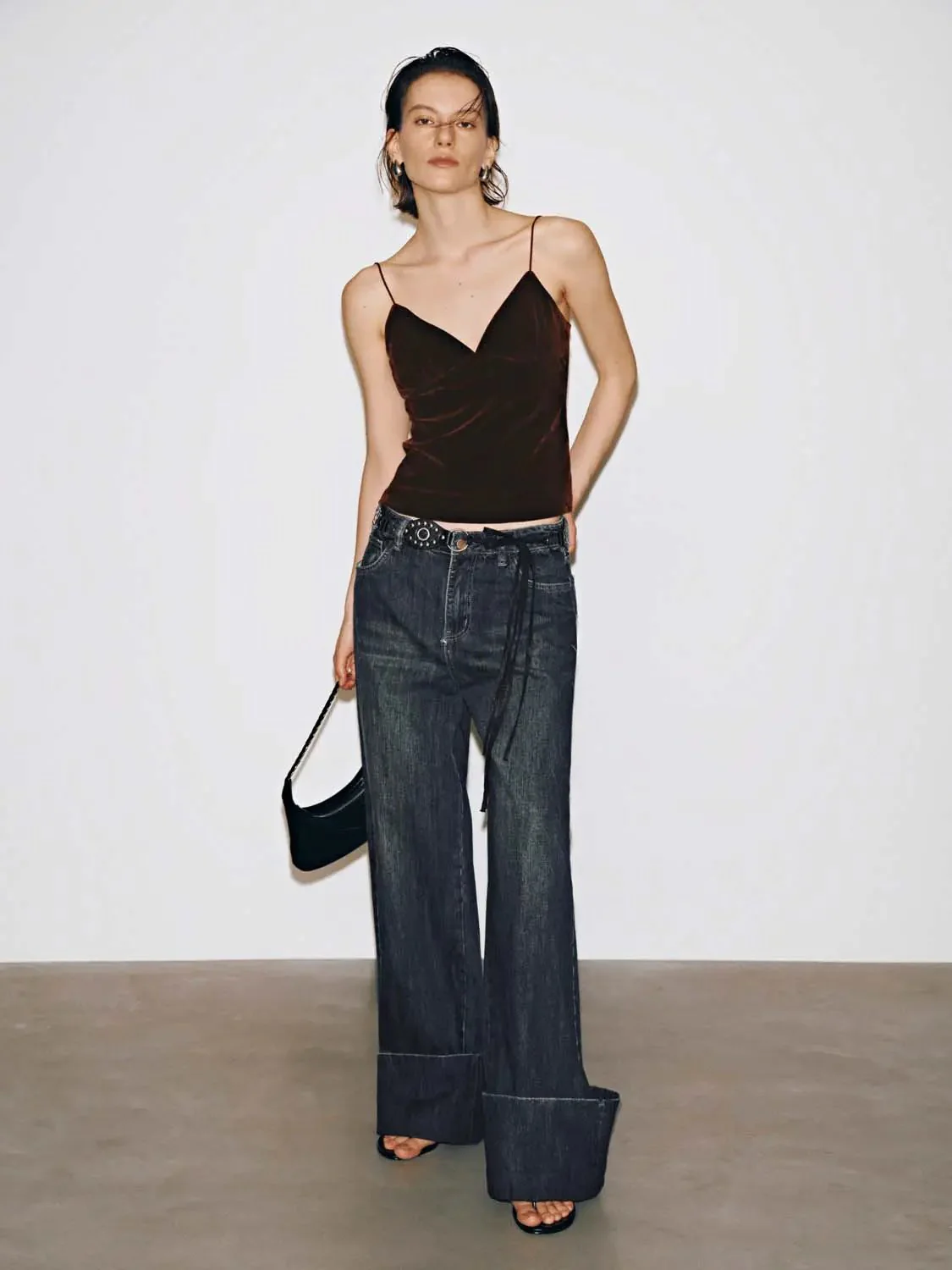 21351-strappy-slim-fit-thin-stretch-velvet-texture-tank-top-4.webp Strappy Slim-Fit Thin Stretch Velvet-Texture Tank Top