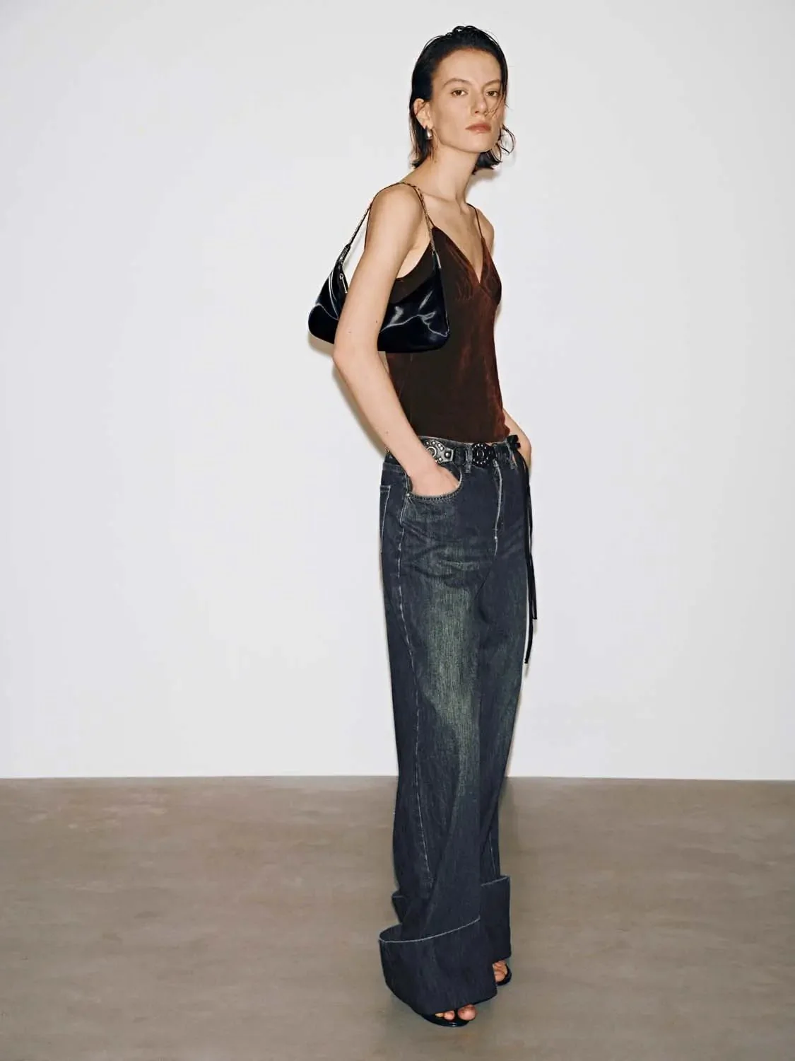 21351-strappy-slim-fit-thin-stretch-velvet-texture-tank-top-5.webp Strappy Slim-Fit Thin Stretch Velvet-Texture Tank Top