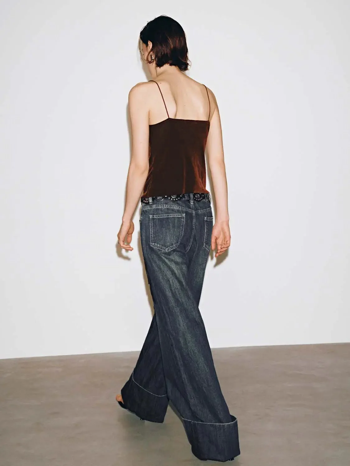 21351-strappy-slim-fit-thin-stretch-velvet-texture-tank-top-6.webp Strappy Slim-Fit Thin Stretch Velvet-Texture Tank Top