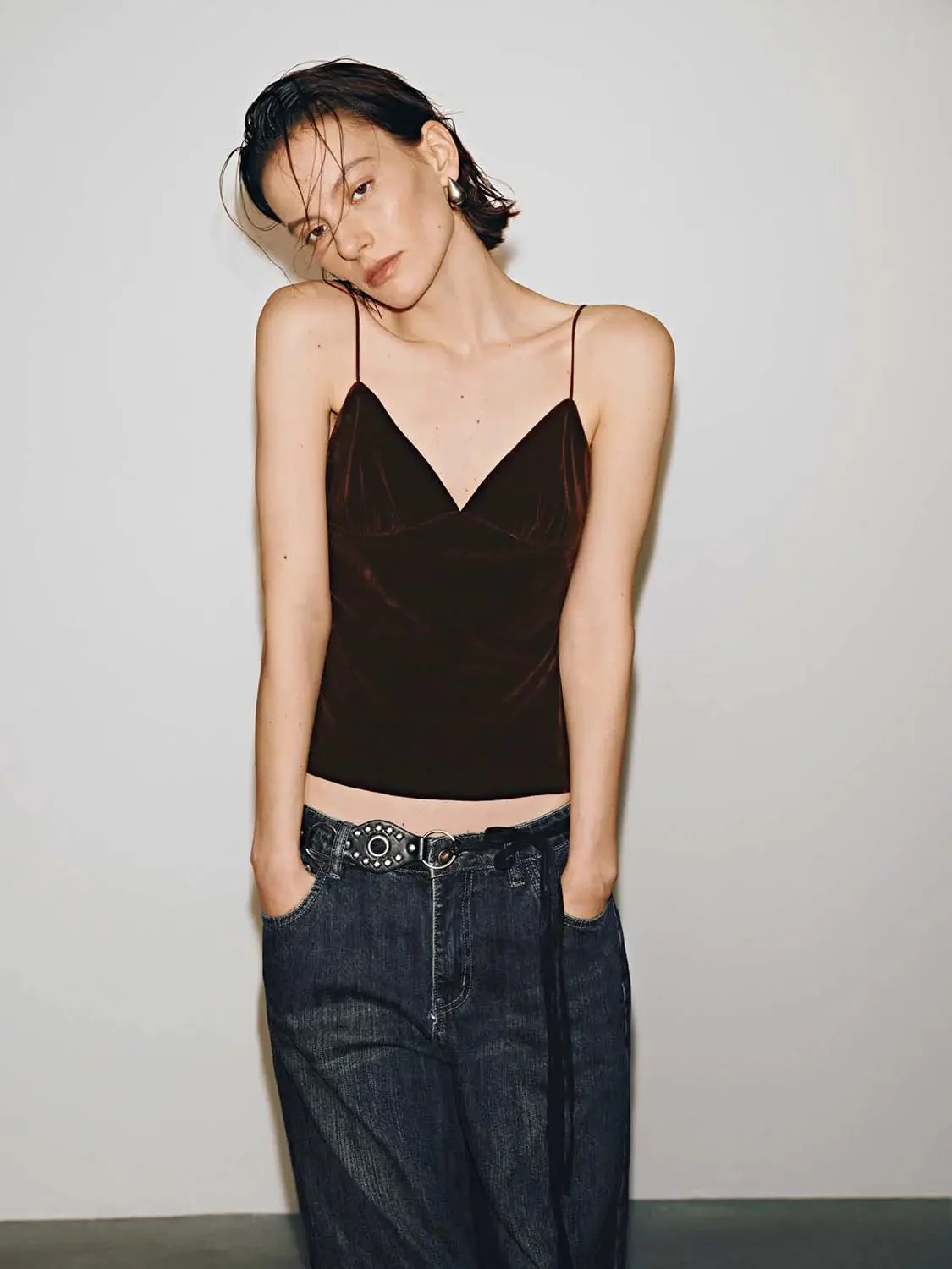21351-strappy-slim-fit-thin-stretch-velvet-texture-tank-top-9.webp Strappy Slim-Fit Thin Stretch Velvet-Texture Tank Top