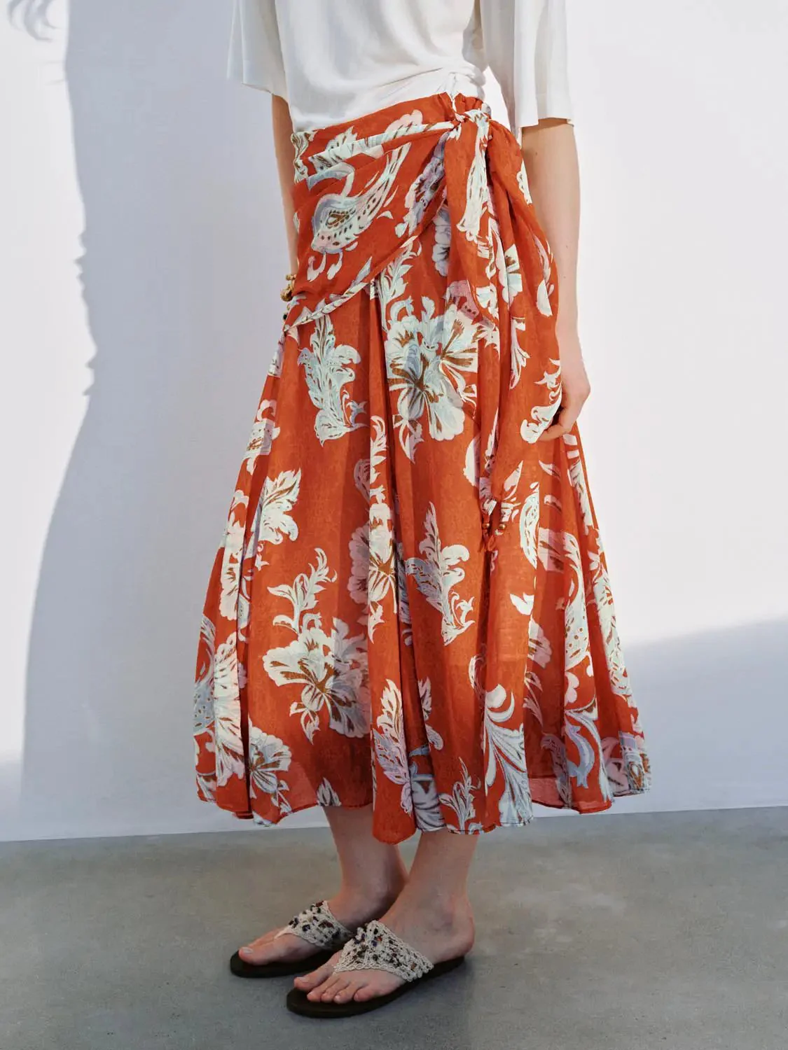 21389-floral-printed-asymmetric-a-line-midi-skirts-3.webp Floral Printed Asymmetric A-Line Midi Skirts