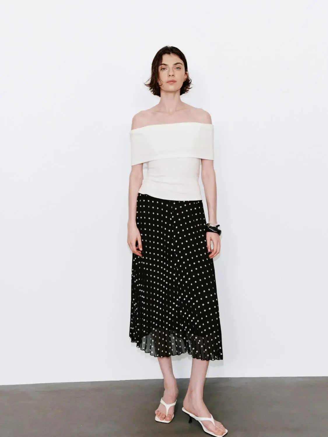 21474-cotton-off-shoulder-sleeveless-skinny-fit-t-shirts-4.webp Cotton Off-Shoulder Sleeveless Skinny-Fit T-Shirts
