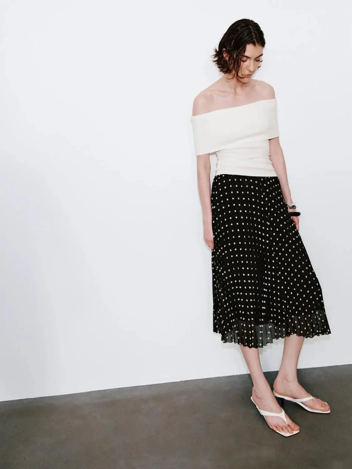 21474-cotton-off-shoulder-sleeveless-skinny-fit-t-shirts-5.webp Cotton Off-Shoulder Sleeveless Skinny-Fit T-Shirts