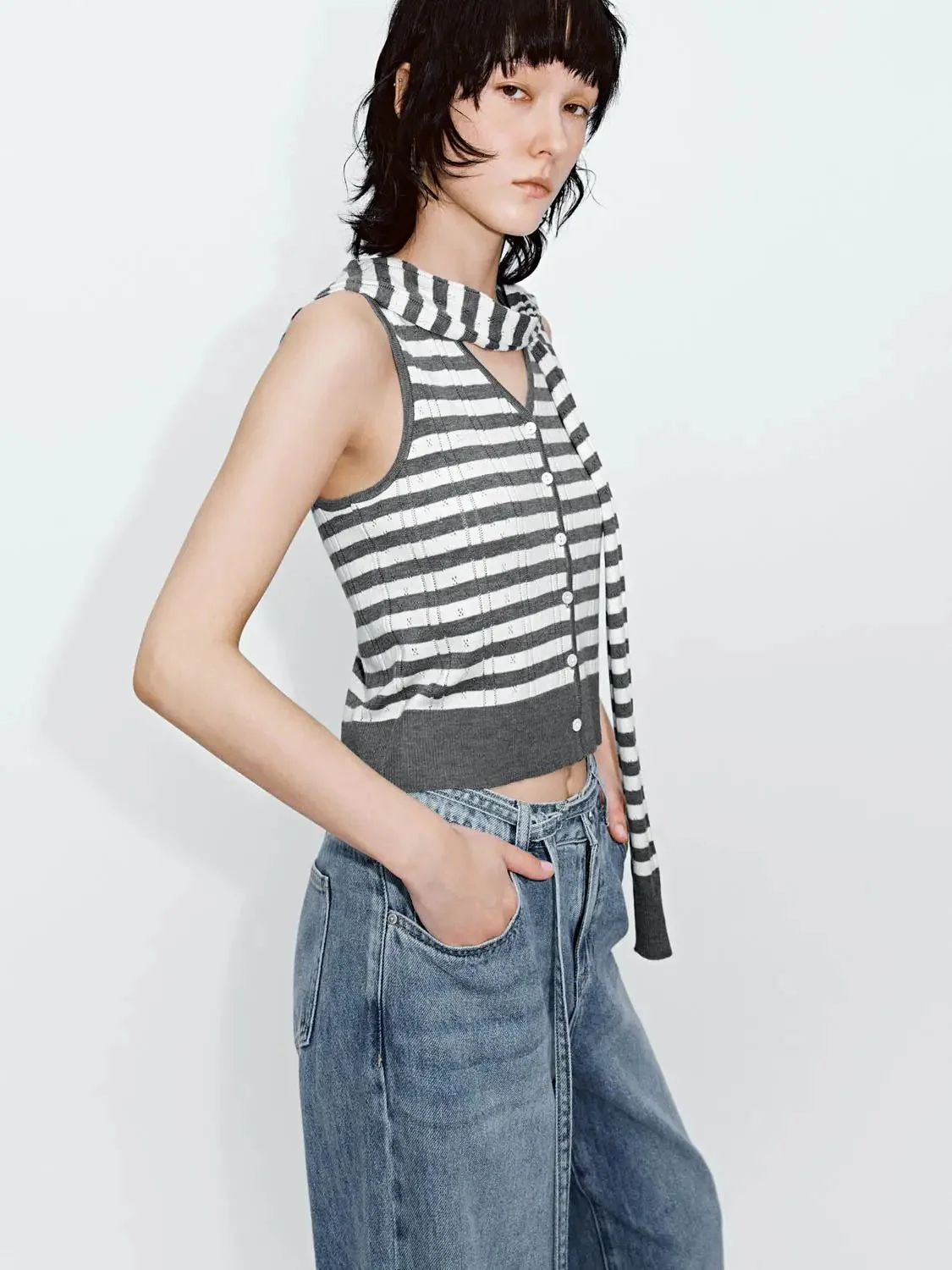 21548-shawl-detail-contrast-striped-sleeveless-knitted-cardigans-10.webp Shawl Detail Contrast Striped Sleeveless Knitted Cardigans