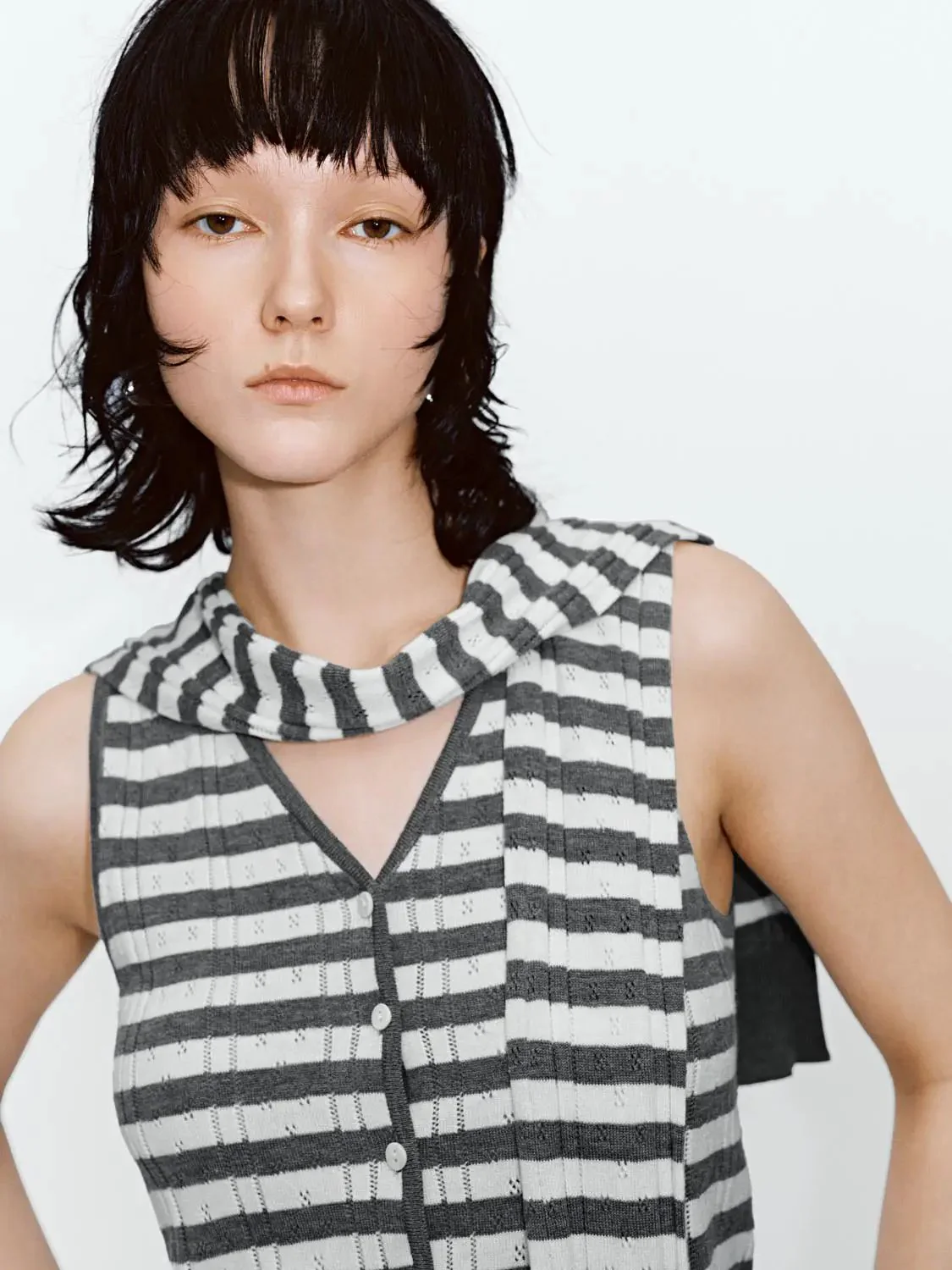 21548-shawl-detail-contrast-striped-sleeveless-knitted-cardigans-11.webp Shawl Detail Contrast Striped Sleeveless Knitted Cardigans