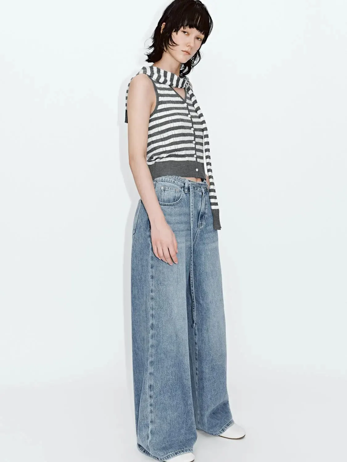 21548-shawl-detail-contrast-striped-sleeveless-knitted-cardigans-12.webp Shawl Detail Contrast Striped Sleeveless Knitted Cardigans
