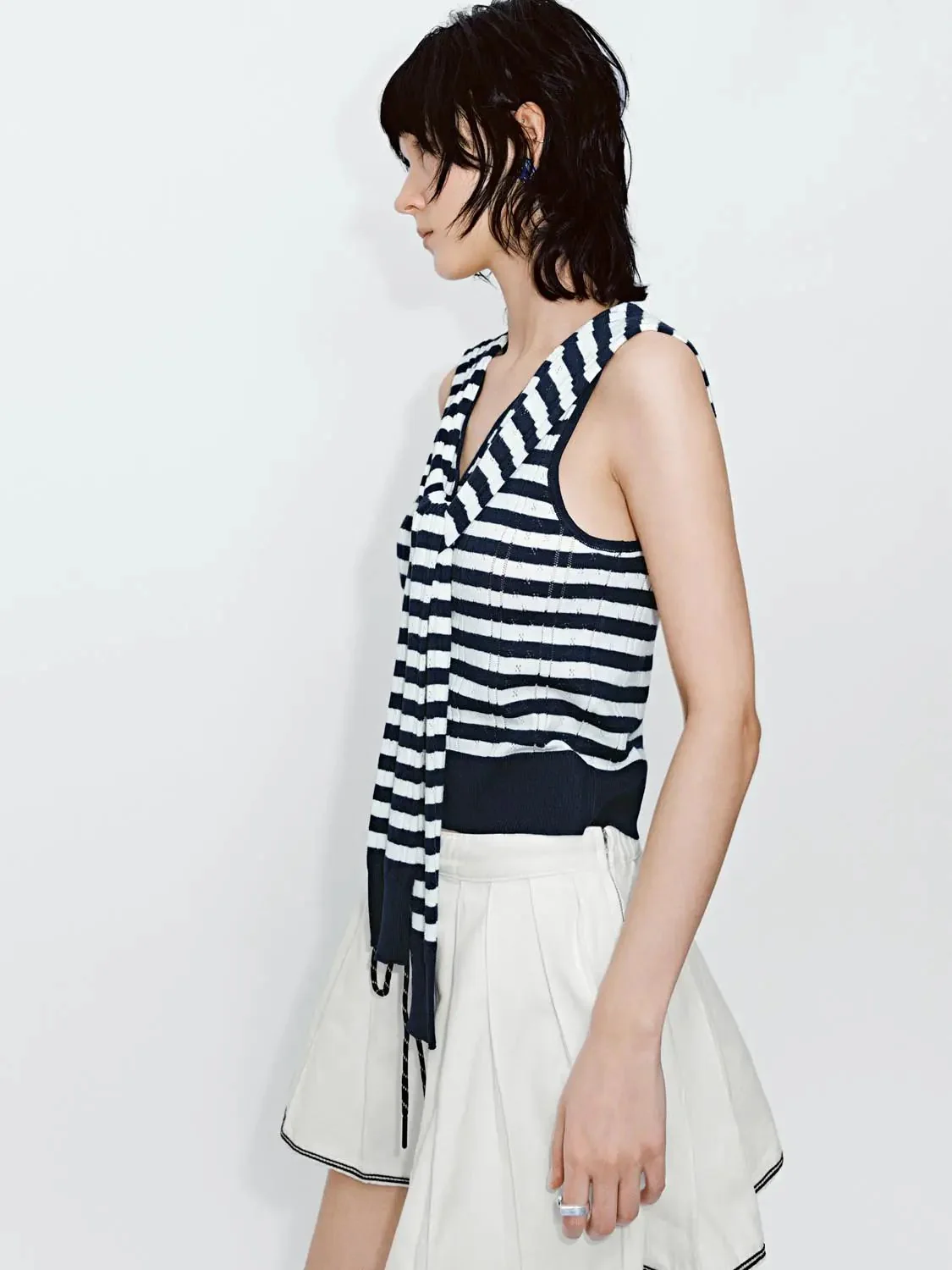 21548-shawl-detail-contrast-striped-sleeveless-knitted-cardigans-2.webp Shawl Detail Contrast Striped Sleeveless Knitted Cardigans