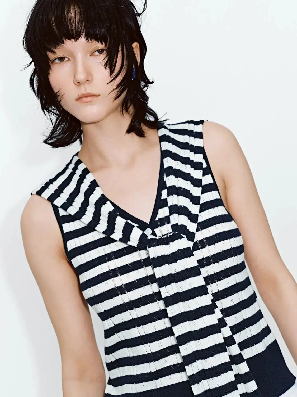 21548-shawl-detail-contrast-striped-sleeveless-knitted-cardigans-3.webp Shawl Detail Contrast Striped Sleeveless Knitted Cardigans