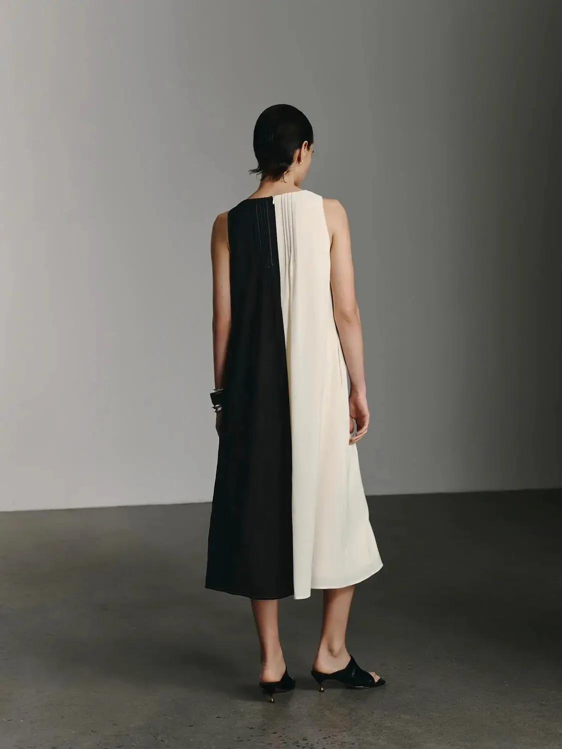 2156-two-tone-midi-dresses-with-contrast-pleated-lines-6.webp Two Tone Midi Dresses With Contrast Pleated Lines