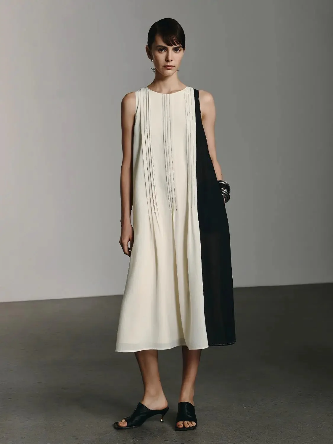 2156-two-tone-midi-dresses-with-contrast-pleated-lines-9.webp Two Tone Midi Dresses With Contrast Pleated Lines