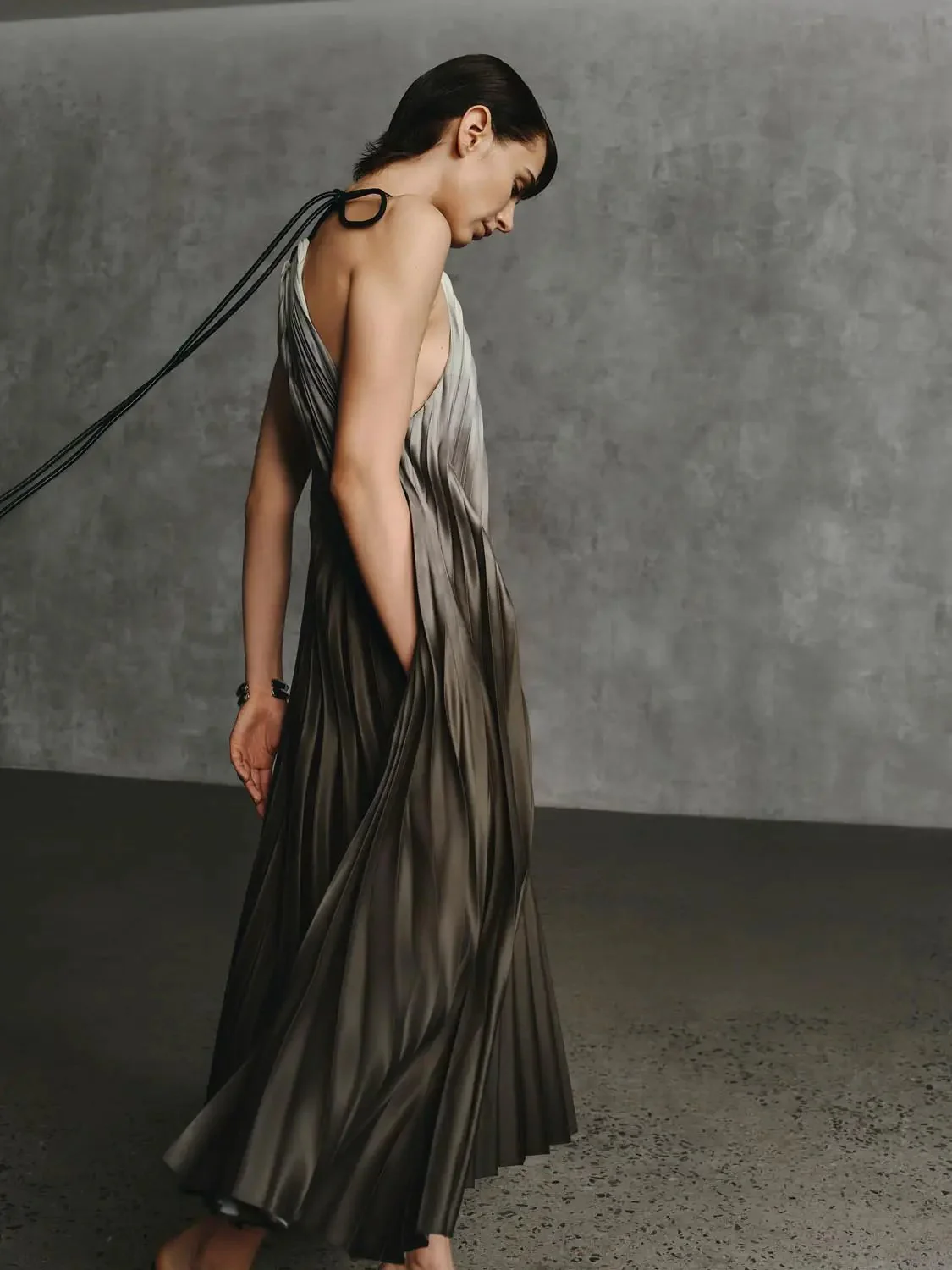 2162-halter-neck-metallic-pleated-a-line-midi-dresses-2.webp Halter Neck Metallic Pleated A-Line Midi Dresses