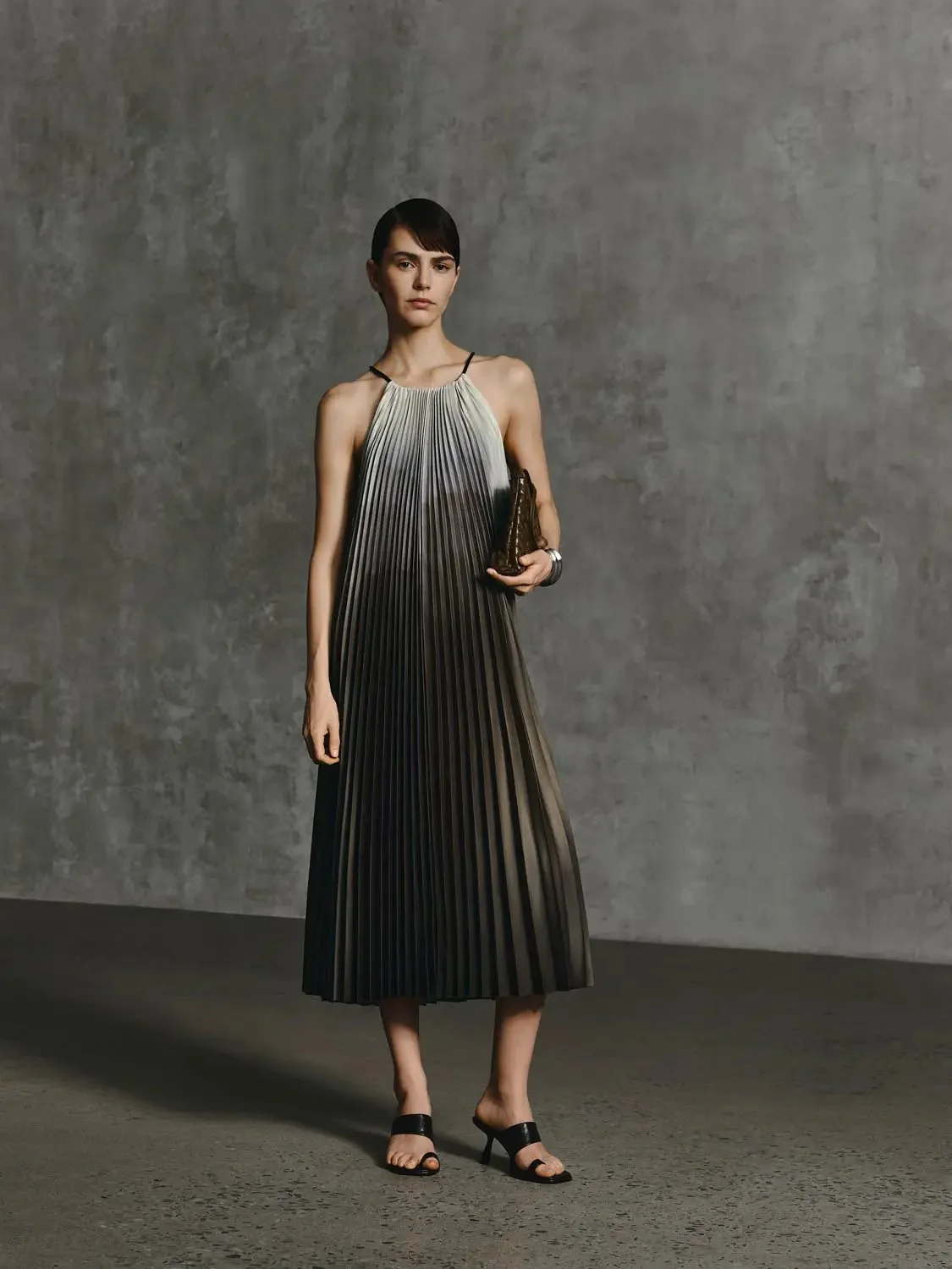 2162-halter-neck-metallic-pleated-a-line-midi-dresses-4.webp Halter Neck Metallic Pleated A-Line Midi Dresses