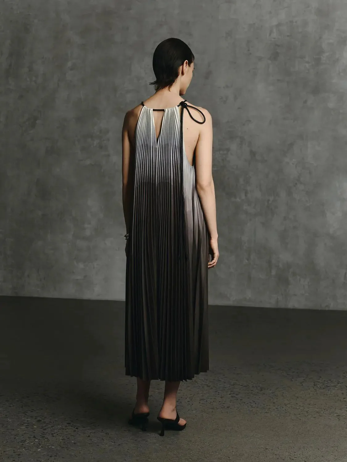 2162-halter-neck-metallic-pleated-a-line-midi-dresses-6.webp Halter Neck Metallic Pleated A-Line Midi Dresses