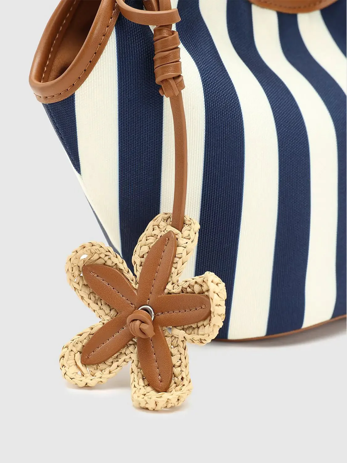 21678-contrast-striped-shoulder-bags-5.webp Contrast Striped Shoulder Bags