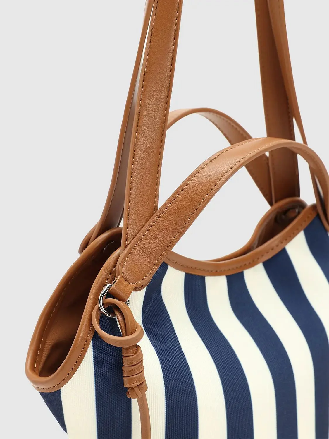 21678-contrast-striped-shoulder-bags-6.webp Contrast Striped Shoulder Bags