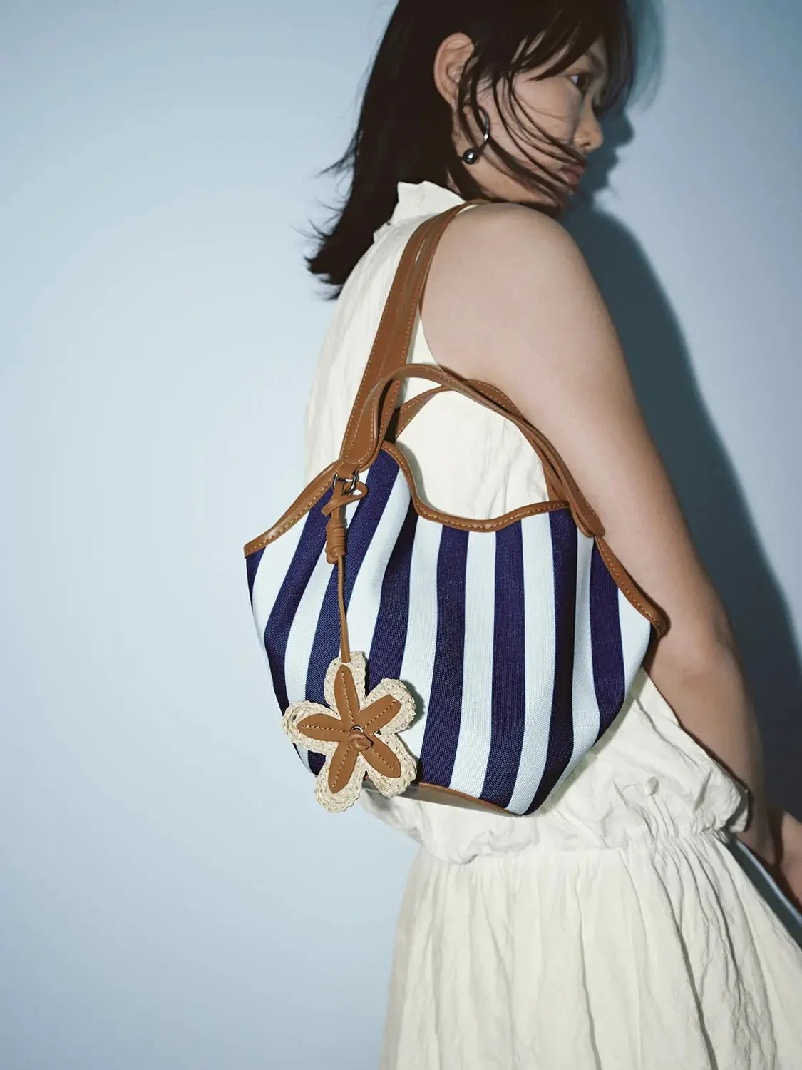 21678-contrast-striped-shoulder-bags-8.webp Contrast Striped Shoulder Bags