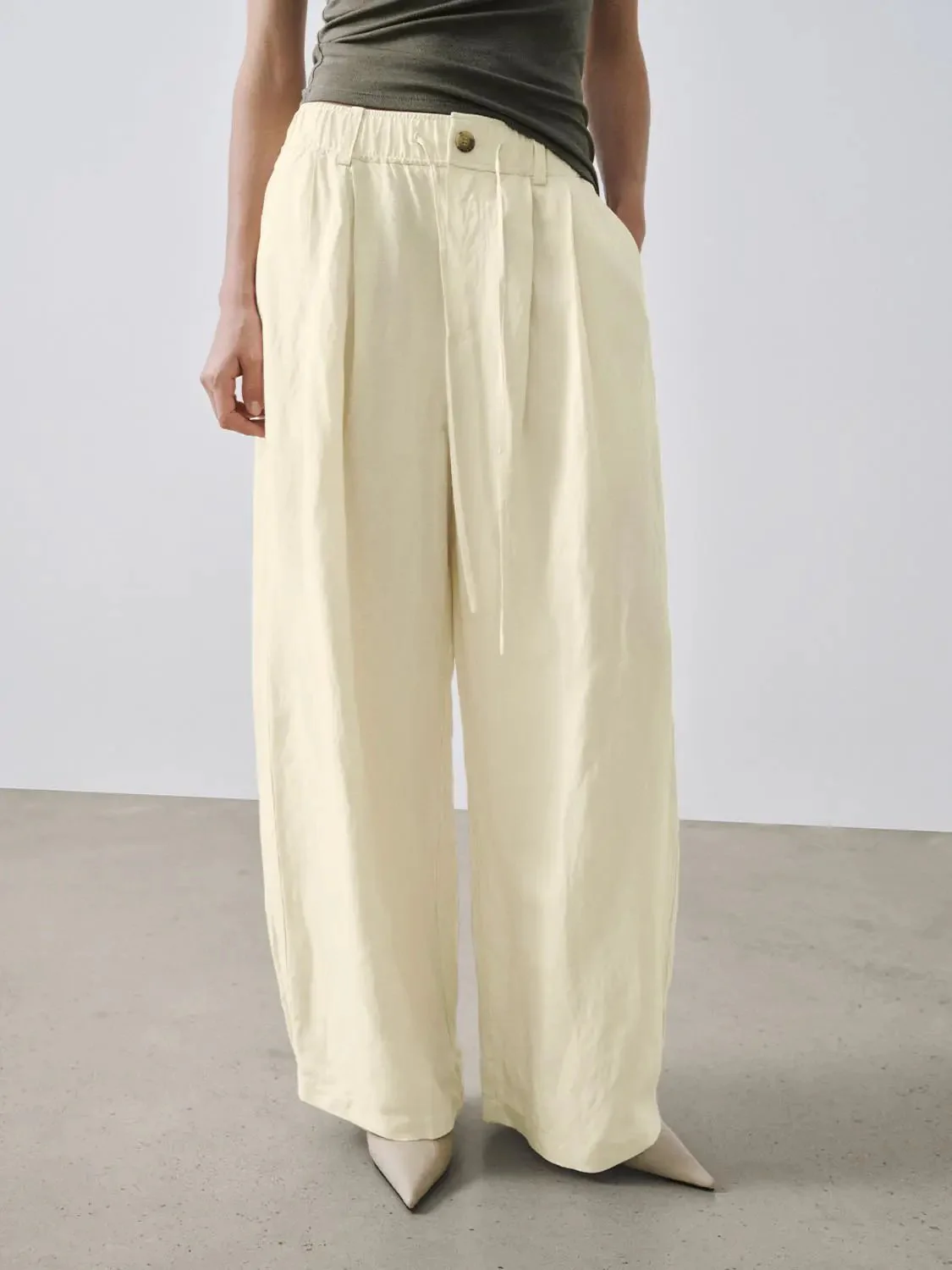 21717-linen-blend-drawstring-barrel-leg-pants-1.webp Linen Blend Drawstring Barrel Leg Pants