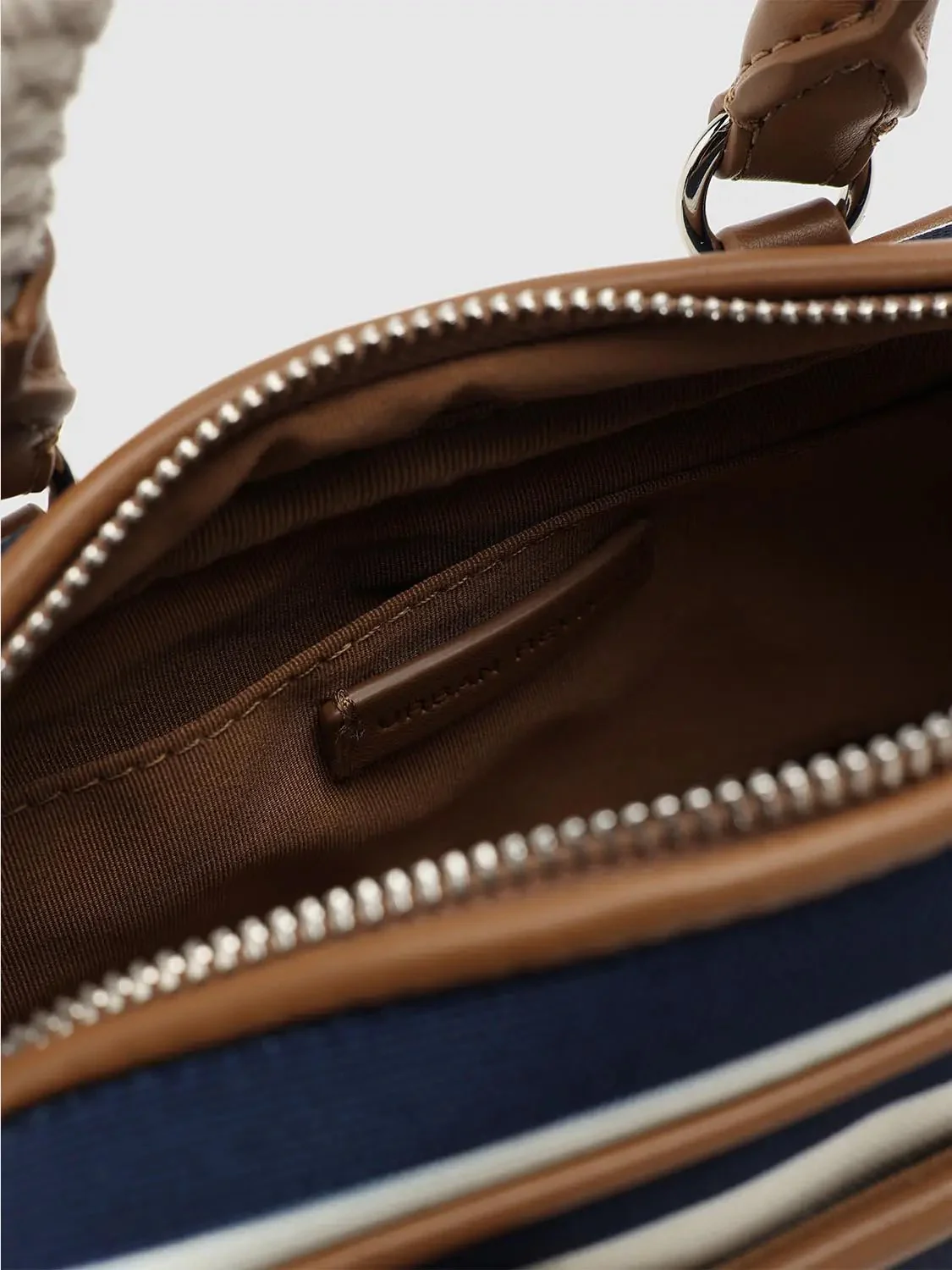21724-contrast-striped-mini-handle-shoulder-bags-4.webp Contrast Striped Mini Handle Shoulder Bags