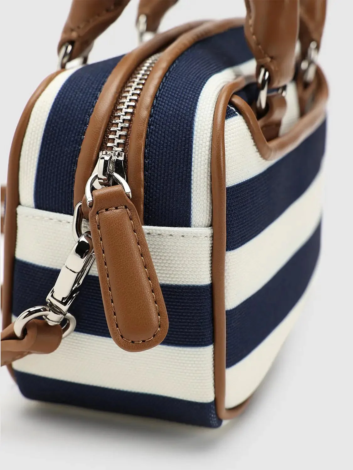 21724-contrast-striped-mini-handle-shoulder-bags-5.webp Contrast Striped Mini Handle Shoulder Bags