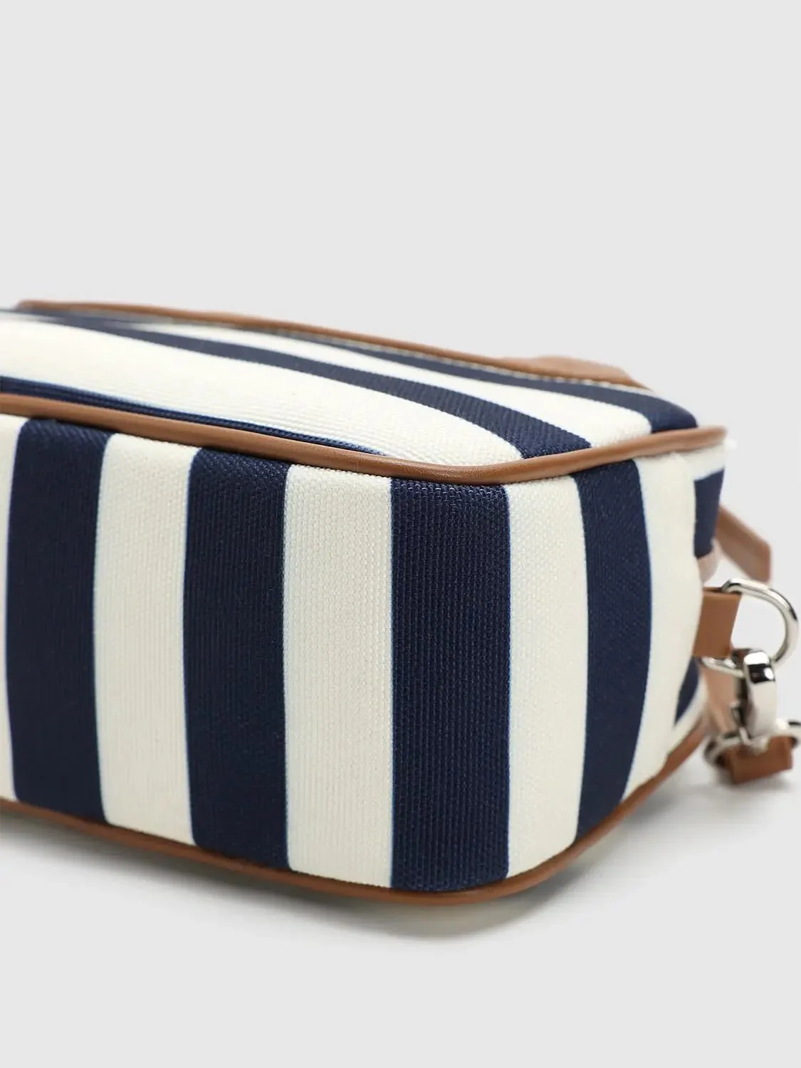 21724-contrast-striped-mini-handle-shoulder-bags-6.webp Contrast Striped Mini Handle Shoulder Bags