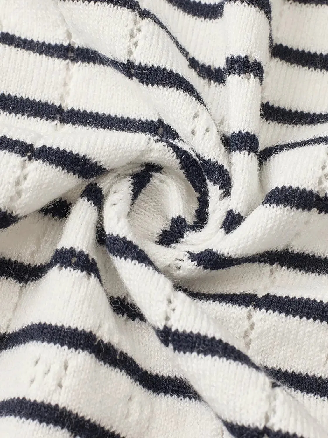 21859-contrast-striped-hooded-knitted-cardigans-3.webp Contrast Striped Hooded Knitted Cardigans