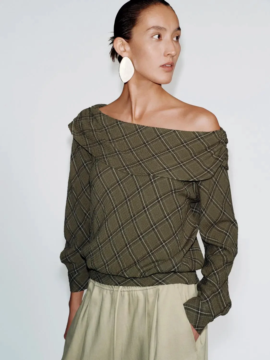 21895-folded-off-shoulder-check-long-sleeve-overhead-shirt-2.webp Folded Off Shoulder Check Long Sleeve Overhead Shirt