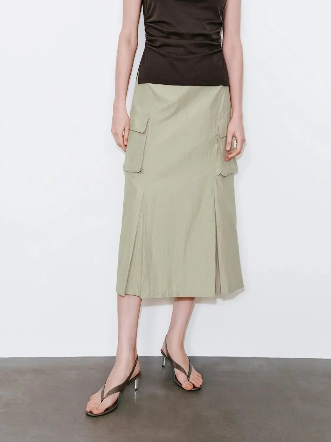 22011-flap-pocket-pleated-straight-midi-cargo-skirts-1.webp Flap Pocket Pleated Straight Midi Cargo Skirts