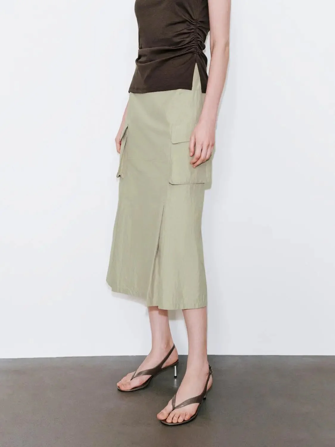 22011-flap-pocket-pleated-straight-midi-cargo-skirts-3.webp Flap Pocket Pleated Straight Midi Cargo Skirts