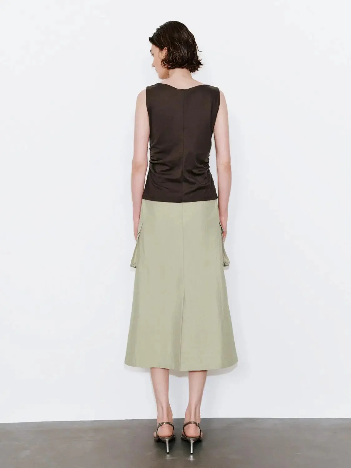 22011-flap-pocket-pleated-straight-midi-cargo-skirts-4.webp Flap Pocket Pleated Straight Midi Cargo Skirts