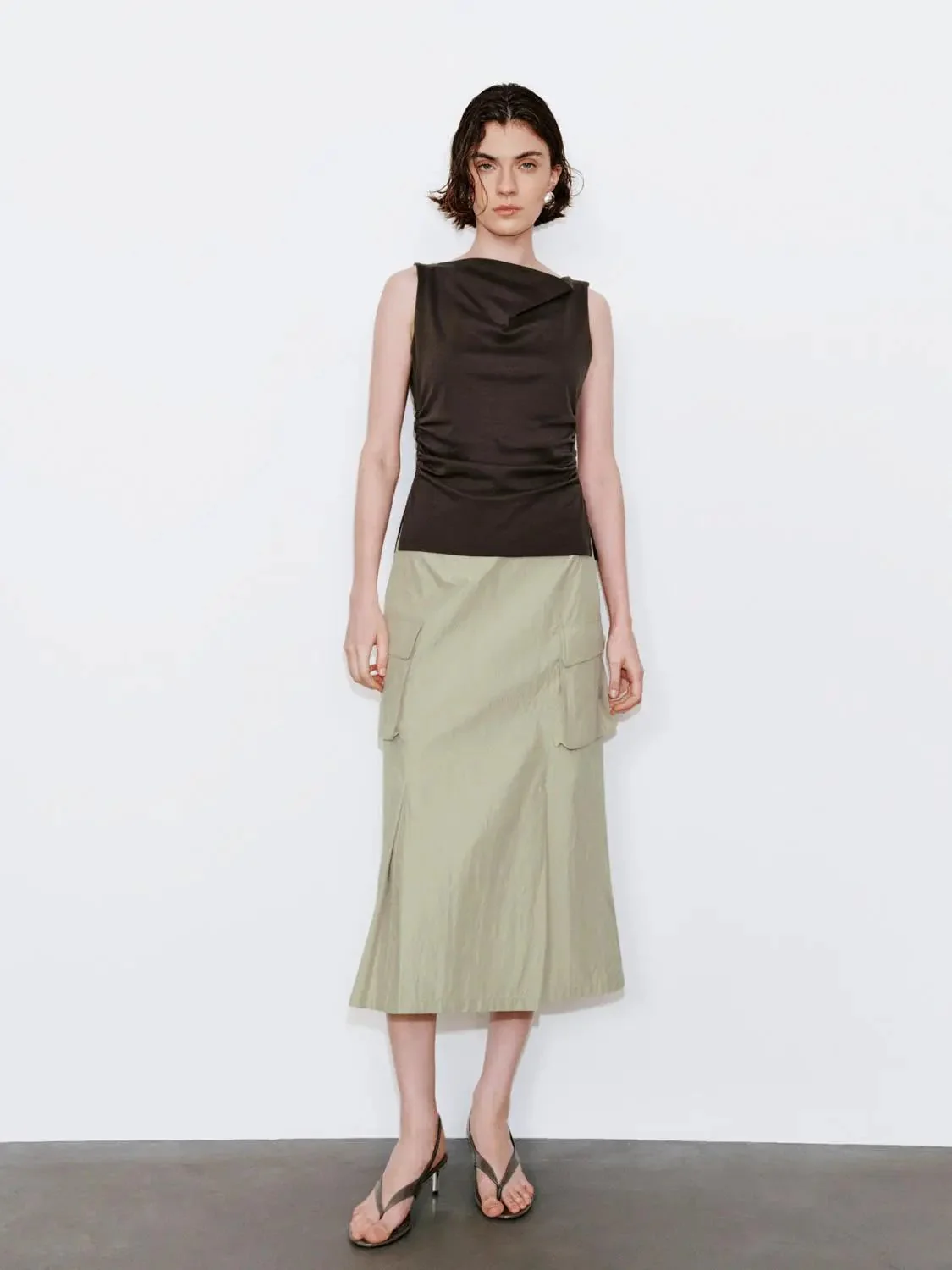 22011-flap-pocket-pleated-straight-midi-cargo-skirts-7.webp Flap Pocket Pleated Straight Midi Cargo Skirts