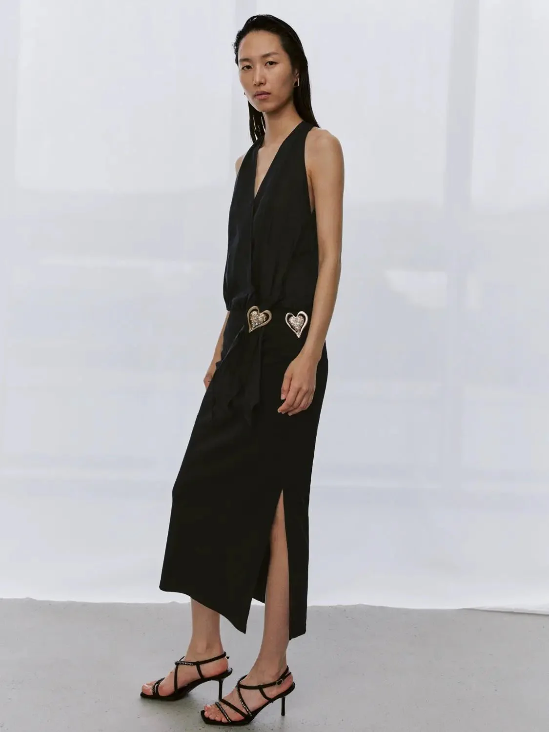 22239-drape-detail-cross-over-halter-neck-sleeveless-shirts-4.webp Drape Detail Cross-Over Halter Neck Sleeveless Shirts