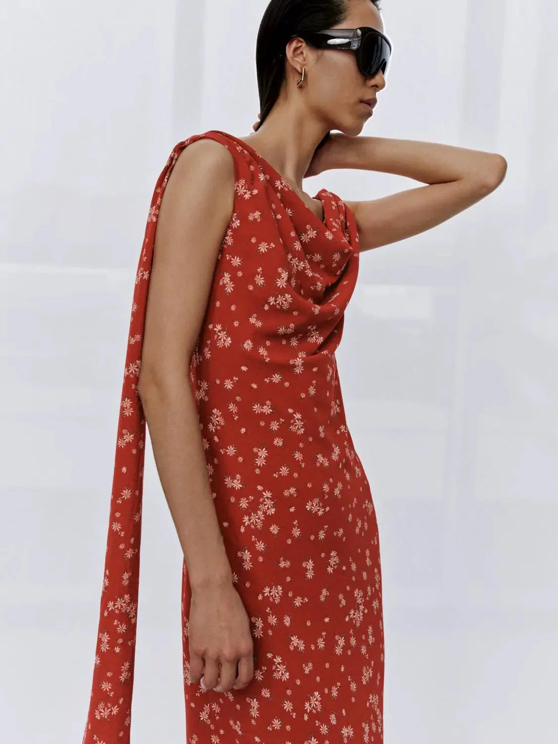 22335-cowl-neck-sleeveless-floral-print-midi-dresses-2.webp Cowl Neck Sleeveless Floral Print Midi Dresses