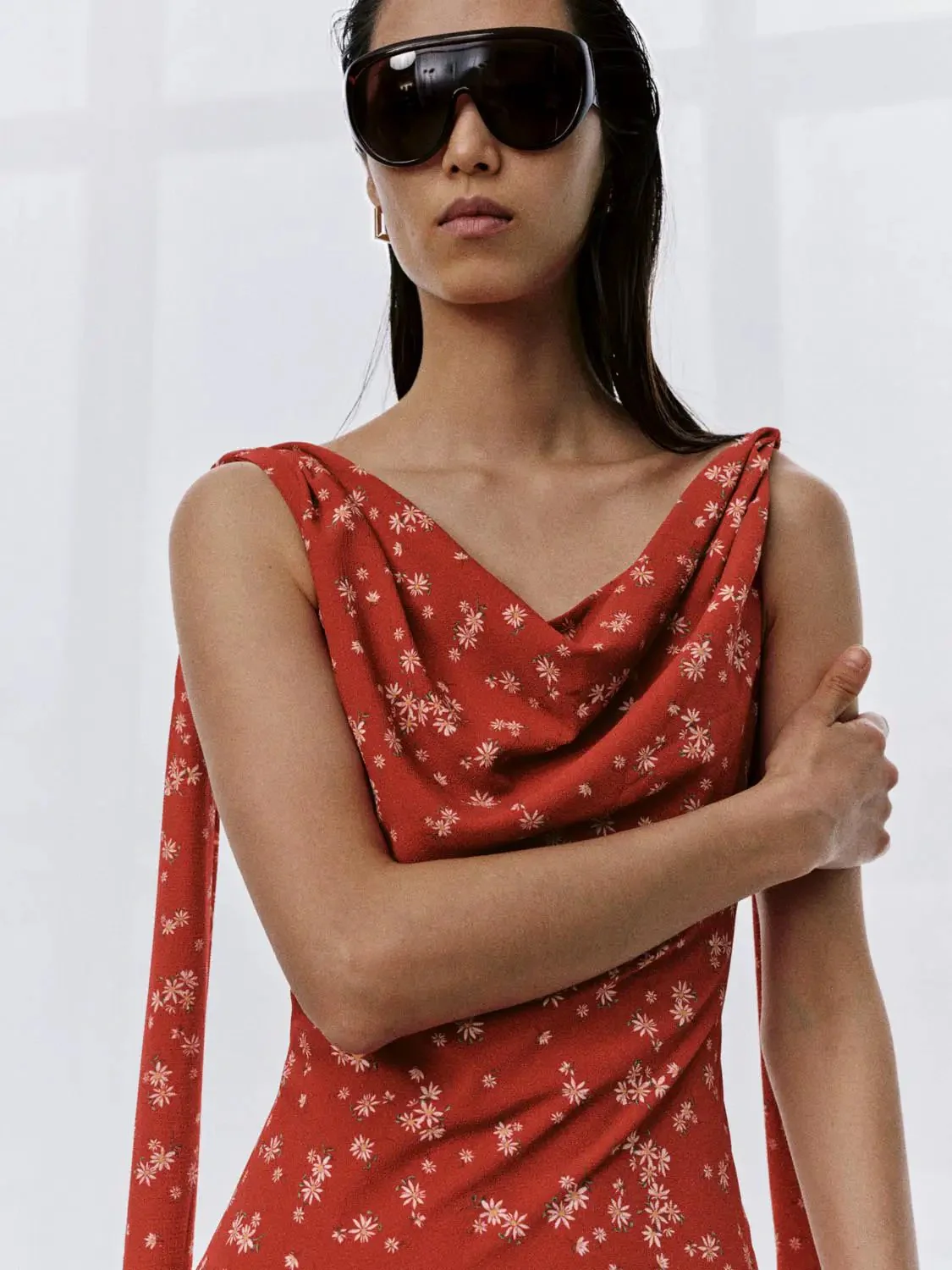 22335-cowl-neck-sleeveless-floral-print-midi-dresses-3.webp Cowl Neck Sleeveless Floral Print Midi Dresses