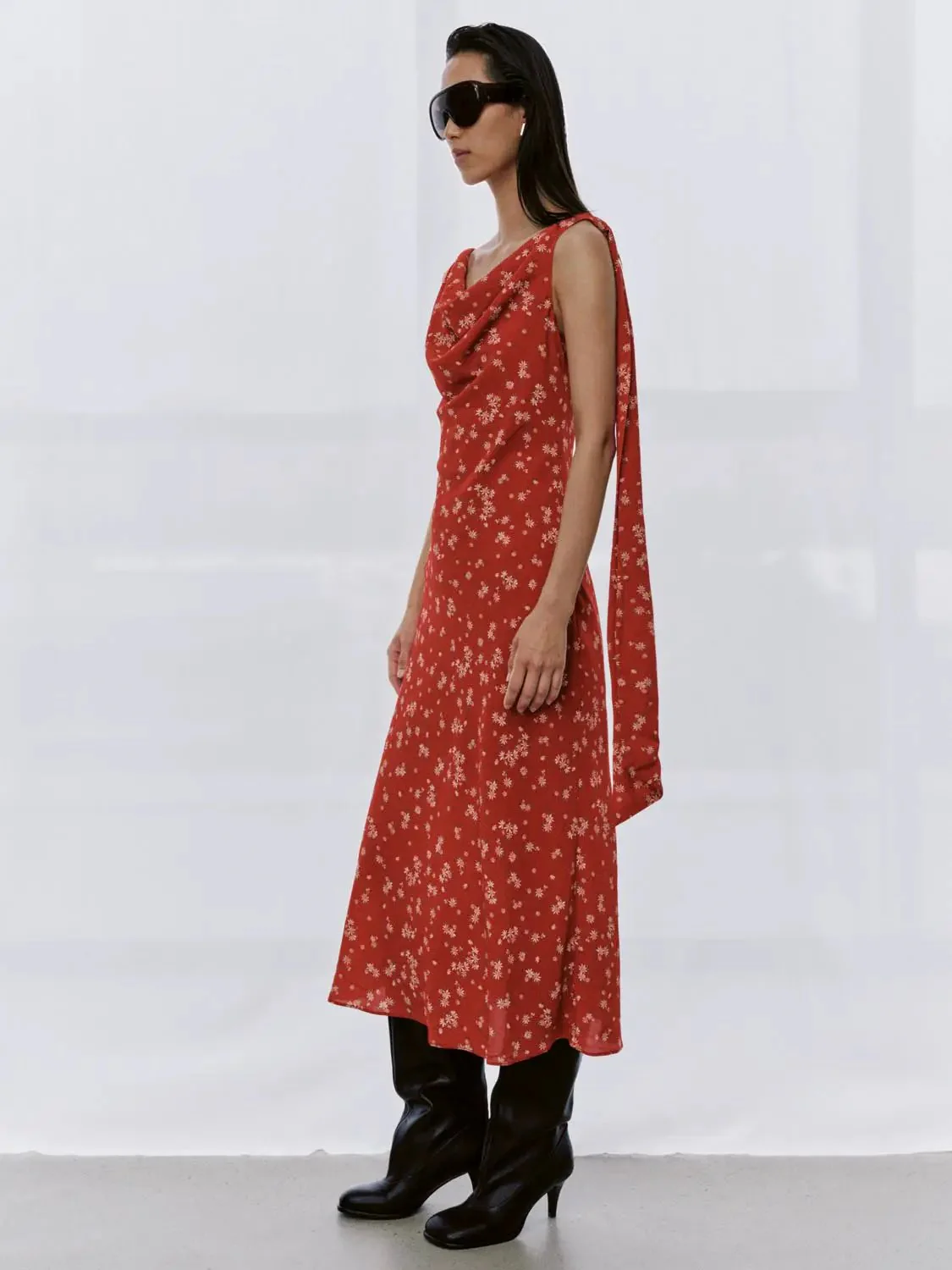 22335-cowl-neck-sleeveless-floral-print-midi-dresses-4.webp Cowl Neck Sleeveless Floral Print Midi Dresses