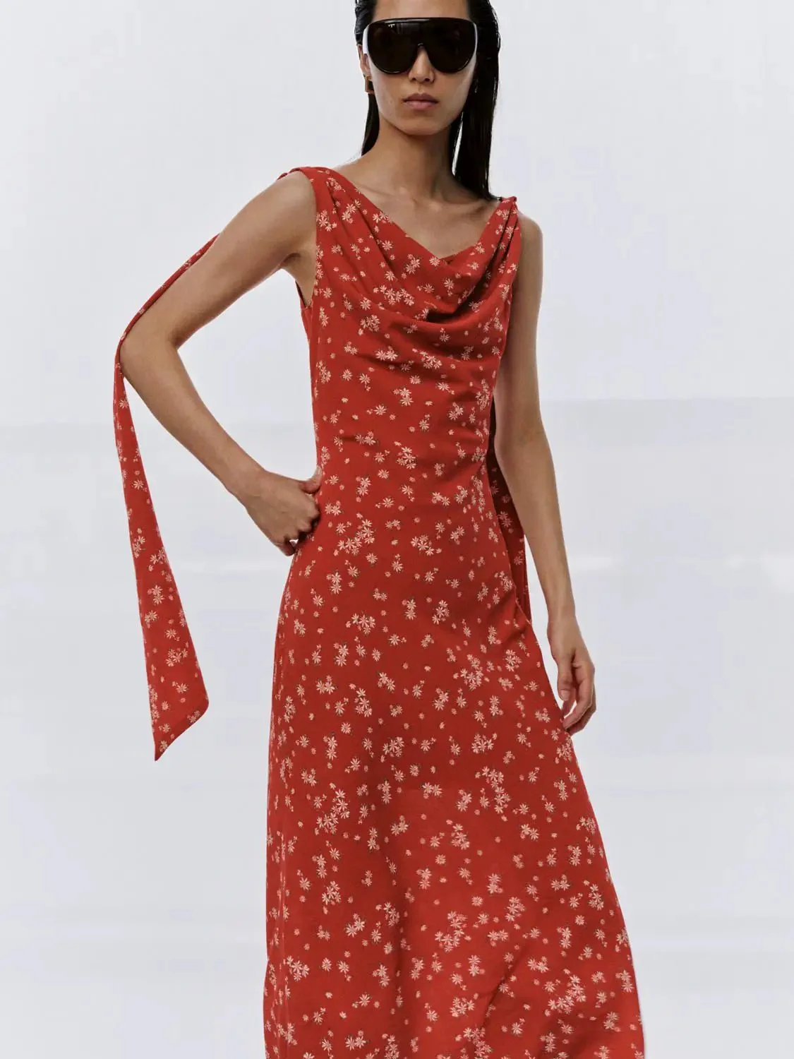 22335-cowl-neck-sleeveless-floral-print-midi-dresses-5.webp Cowl Neck Sleeveless Floral Print Midi Dresses