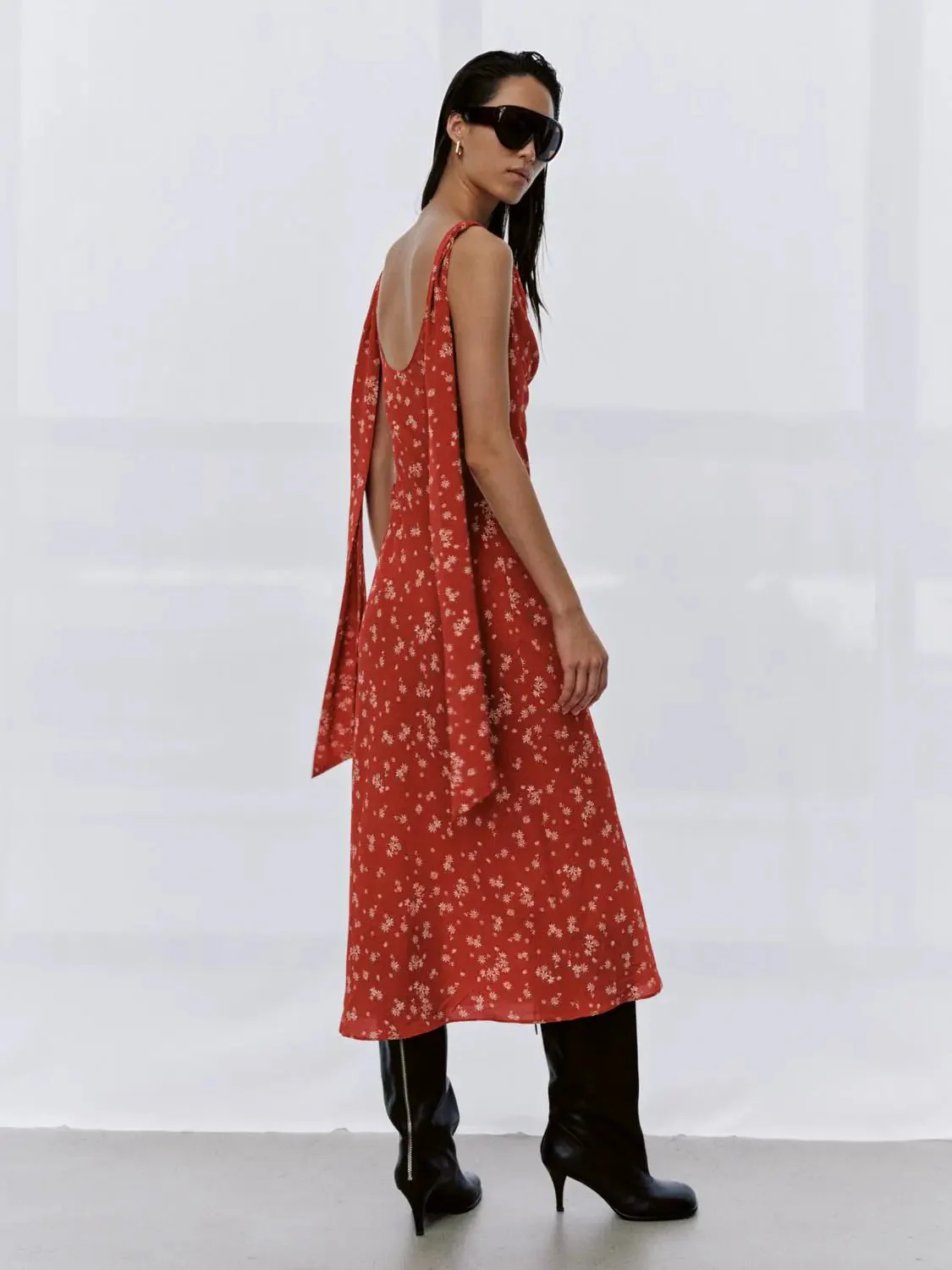 22335-cowl-neck-sleeveless-floral-print-midi-dresses-6.webp Cowl Neck Sleeveless Floral Print Midi Dresses