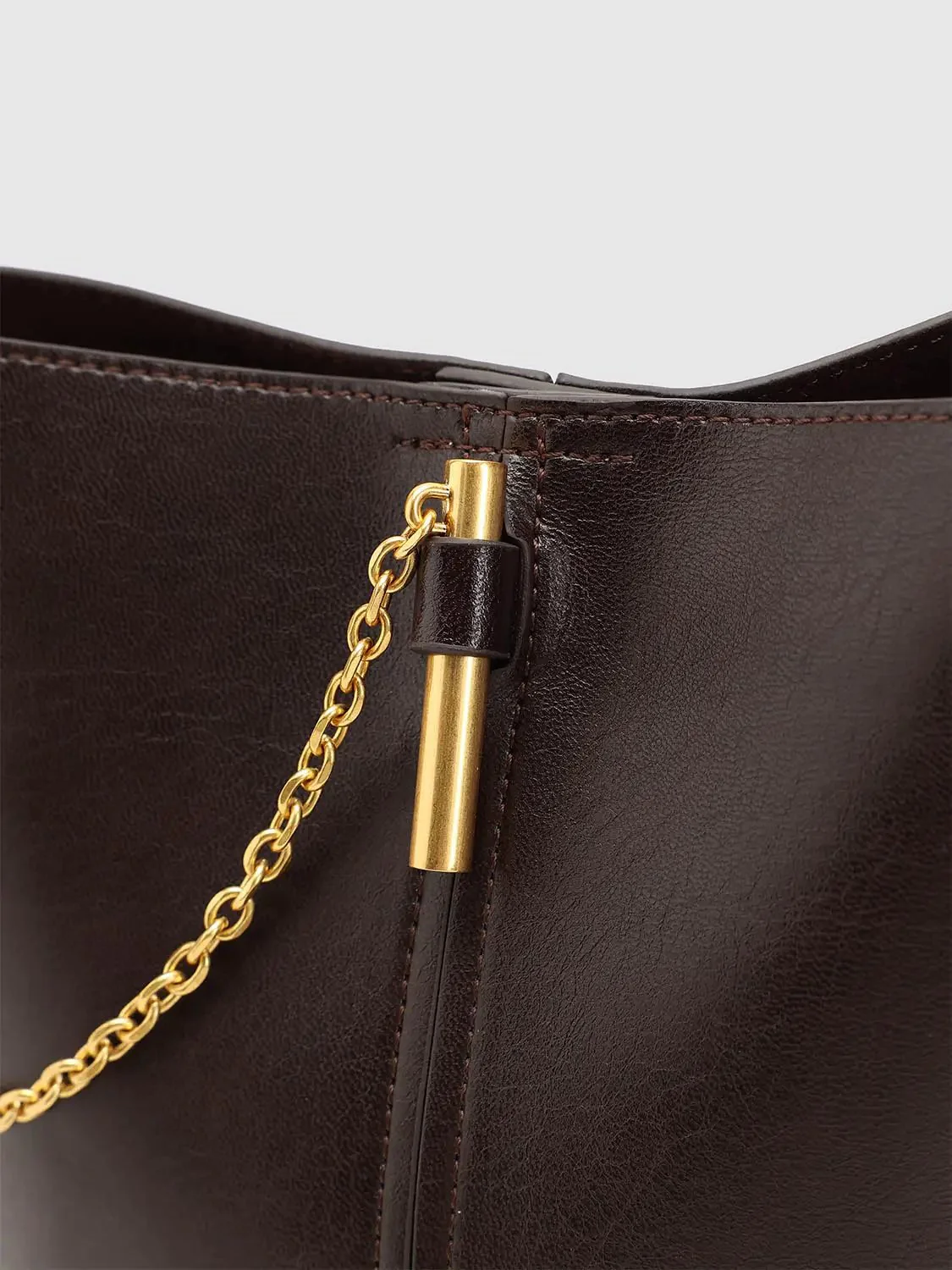 22353-chain-detail-faux-leather-shoulder-bucket-bags-6.webp Chain Detail Faux Leather Shoulder Bucket Bags