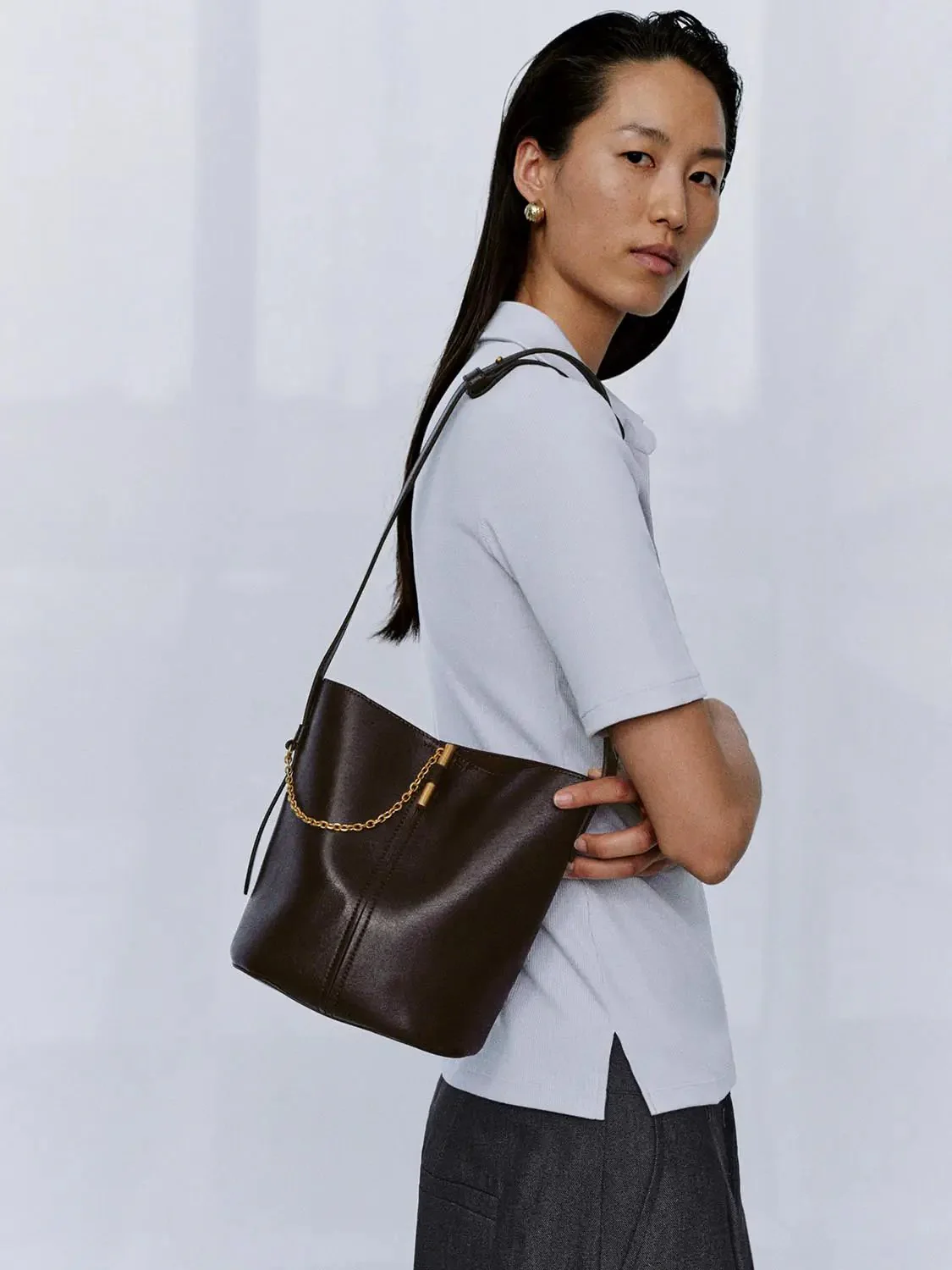 22353-chain-detail-faux-leather-shoulder-bucket-bags-8.webp Chain Detail Faux Leather Shoulder Bucket Bags