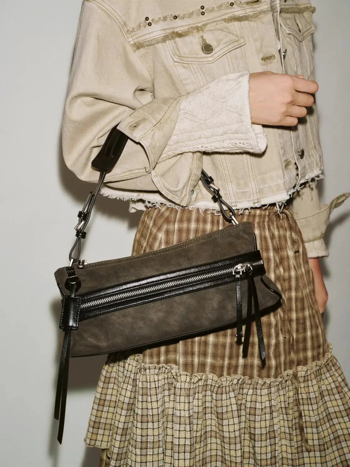 22488-zip-detail-bowling-shoulder-bags-8.webp Zip Detail Bowling Shoulder Bags