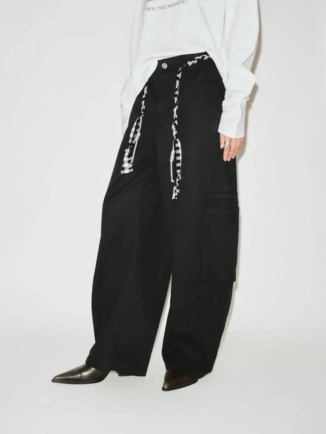 22591-string-belted-pocket-cargo-barrel-pants-3.webp String Belted Pocket Cargo Barrel Pants