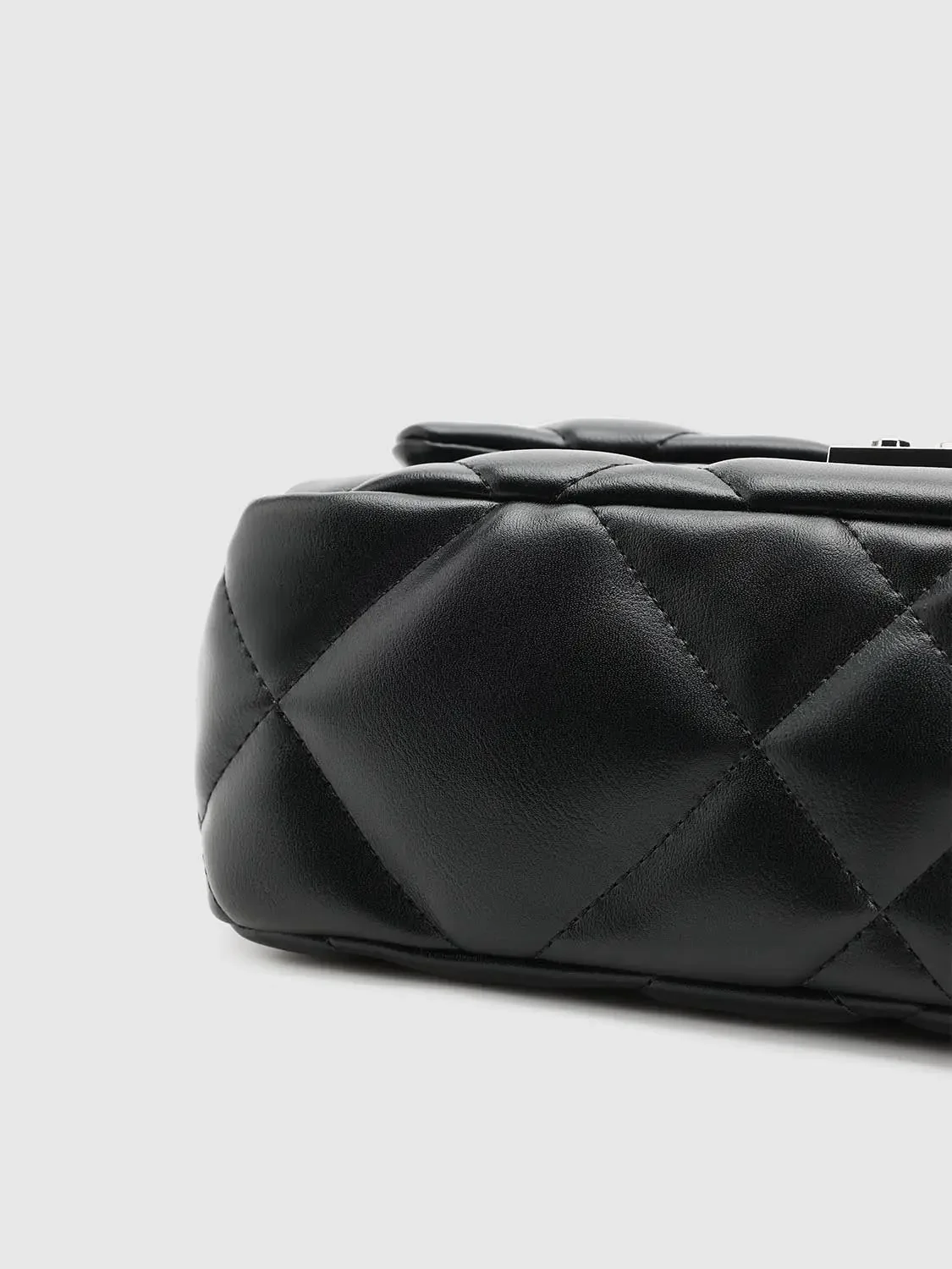 22618-diamond-quilted-chain-detail-shoulder-bags-4.webp Diamond Quilted Chain Detail Shoulder Bags
