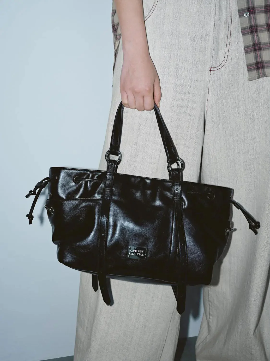 22620-faux-leather-drawstring-shoulder-bags-8.webp Faux Leather Drawstring Shoulder Bags