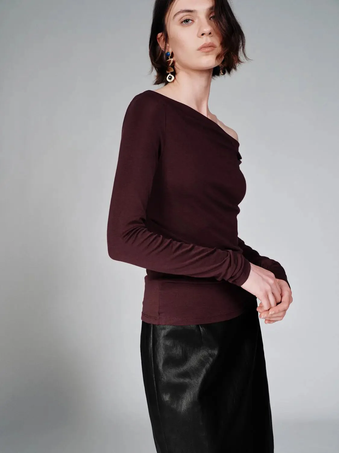 22840-lyocell-wool-blend-one-shoulder-ruched-long-sleeve-top-2.webp Lyocell Wool Blend One Shoulder Ruched Long Sleeve Top