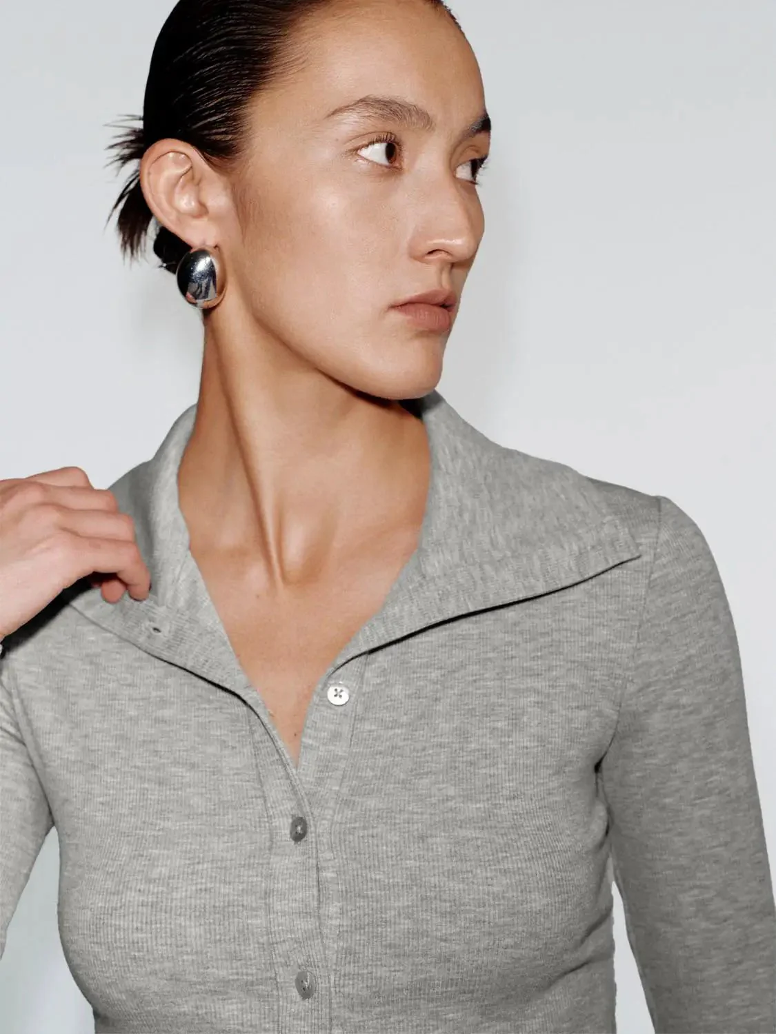 22859-lyocell-knit-shirt-with-contrast-buttons-shirts-3.webp Lyocell Knit Shirt With Contrast Buttons Shirts